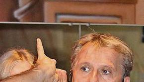 Raymond Donik zeigt, wie die Arme in einer Figur gehalten werden.