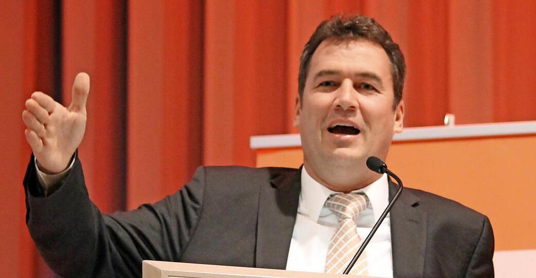 Christian von Stetten spricht sich beim CDU-Kreisparteitag dafür aus, Wirtschaftsflüchtlinge zugunsten von Kriegsflüchtlingen abzuschieben.Foto: Tamara Kühner Christian von Stetten spricht sich beim CDU-Kreisparteitag dafür aus, Wirtschaftsflüchtlinge zugunsten von Kriegsflüchtlingen abzuschieben.Foto: Tamara Kühner