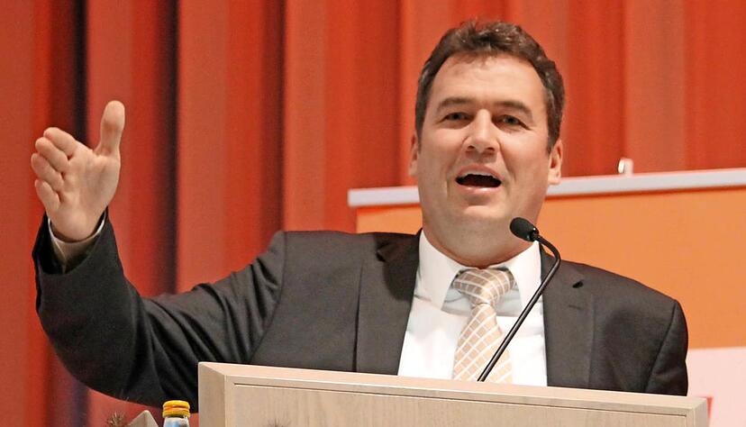 Christian von Stetten spricht sich beim CDU-Kreisparteitag dafür aus, Wirtschaftsflüchtlinge zugunsten von Kriegsflüchtlingen abzuschieben.Foto: Tamara Kühner Christian von Stetten spricht sich beim CDU-Kreisparteitag dafür aus, Wirtschaftsflüchtlinge zugunsten von Kriegsflüchtlingen abzuschieben.Foto: Tamara Kühner