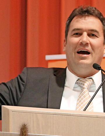 Christian von Stetten spricht sich beim CDU-Kreisparteitag dafür aus, Wirtschaftsflüchtlinge zugunsten von Kriegsflüchtlingen abzuschieben.Foto: Tamara Kühner Christian von Stetten spricht sich beim CDU-Kreisparteitag dafür aus, Wirtschaftsflüchtlinge zugunsten von Kriegsflüchtlingen abzuschieben.Foto: Tamara Kühner