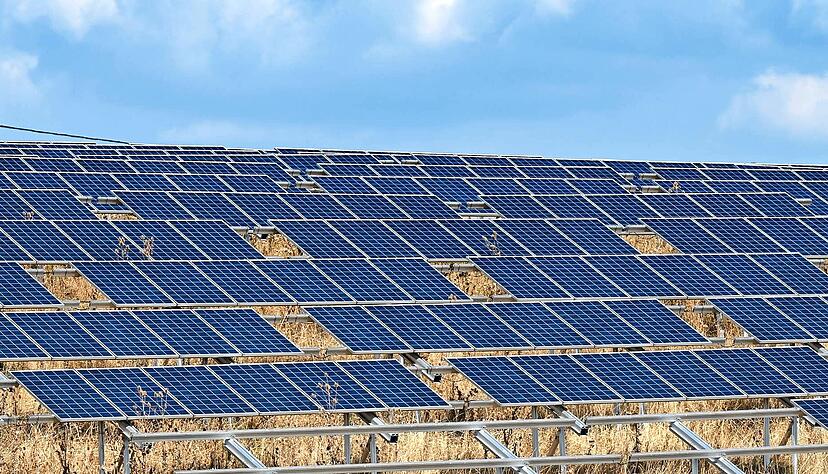 Ob auf Dächern, Deponien oder neben Straßen: Solarmodule einer Photovoltaikanlage sollen im Südwesten künftig häufiger zu sehen sein.
Foto: dpa Ob auf Dächern, Deponien oder neben Straßen: Solarmodule einer Photovoltaikanlage sollen im Südwesten künftig häufiger zu sehen sein.
Foto: dpa