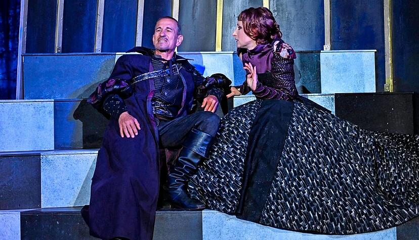 Eine Katastrophenbeziehung: Thomas Gerber ist Weislingen, Aischa-Lina L&ouml;bbert Adelheid,