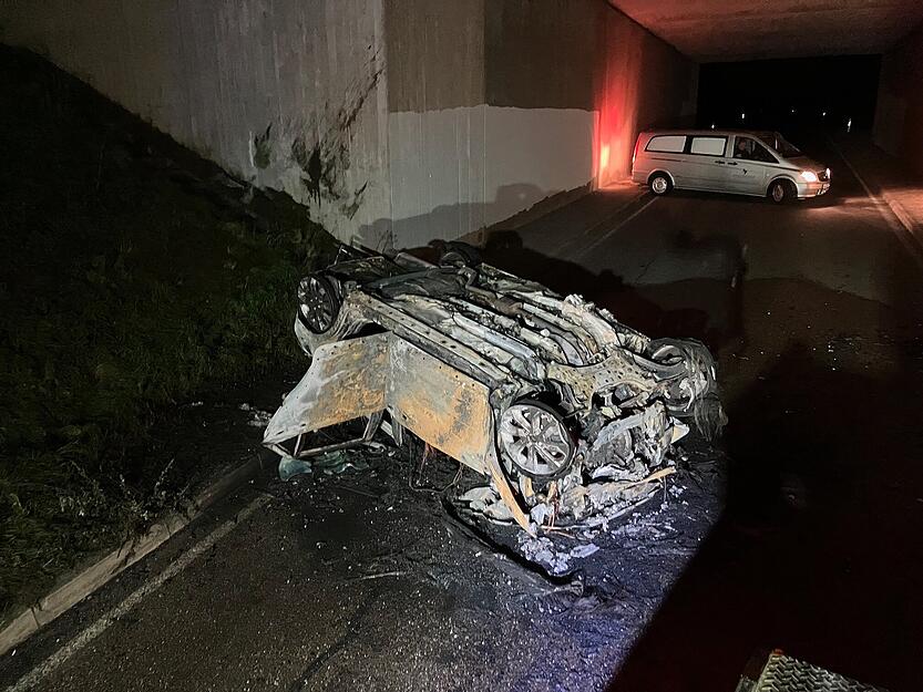 Zuvor soll die bei dem Unfall verstorbene Person von der Fahrbahn abgekommen sein, teilt die Polizei mit.
