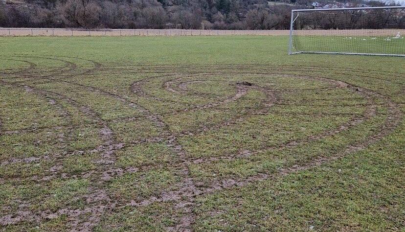 Der Rasen auf einen Sportplatz in M&ouml;ckm&uuml;hl wurde durch Autoreifen stark besch&auml;digt.