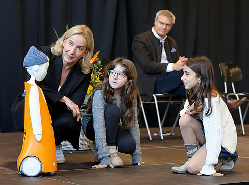 Kinder sollen mit dem Roboter interagieren und ihre Sprachkenntnisse im Dialog verbessern. Kinder sollen mit dem Roboter interagieren und ihre Sprachkenntnisse im Dialog verbessern.