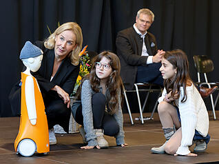 Kinder sollen mit dem Roboter interagieren und ihre Sprachkenntnisse im Dialog verbessern.