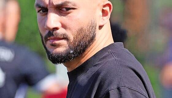 Auch &Ouml;hringens Trainer Volkan Demir ist entt&auml;uscht &uuml;ber das 0:2.
Foto: Ralf Seidel