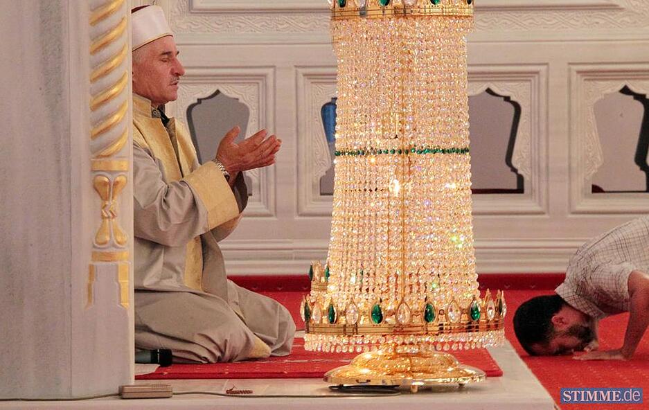 Gebet während des Ramadans in der Moschee in Neckarsulm 2012. Gebet während des Ramadans in der Moschee in Neckarsulm 2012.