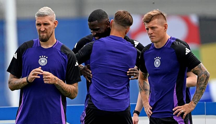 Frisch frisiert: Mit blondierten Haaren wird Robert Andrich (links) an diesem Samstag gegen die Schweiz als Bodyguard von Toni Kroos (re.) unterwegs sein.
Foto: dpa