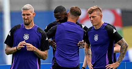 Frisch frisiert: Mit blondierten Haaren wird Robert Andrich (links) an diesem Samstag gegen die Schweiz als Bodyguard von Toni Kroos (re.) unterwegs sein.
Foto: dpa Frisch frisiert: Mit blondierten Haaren wird Robert Andrich (links) an diesem Samstag gegen die Schweiz als Bodyguard von Toni Kroos (re.) unterwegs sein.
Foto: dpa