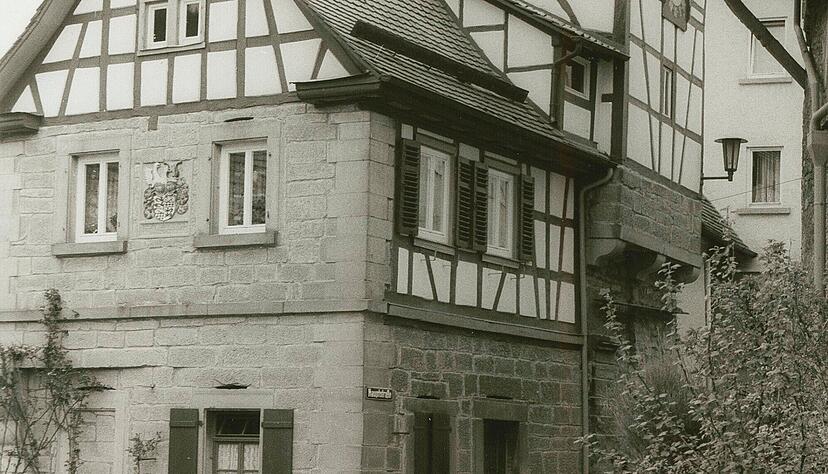 An der Stelle des Torhauses befindet sich heute das Backhaus. Die Turmuhr selber ist in dem verbleibenen Rest des Brunnentors eingebaut, der teil der Besfestigungsanlage von Forchtenberg war.