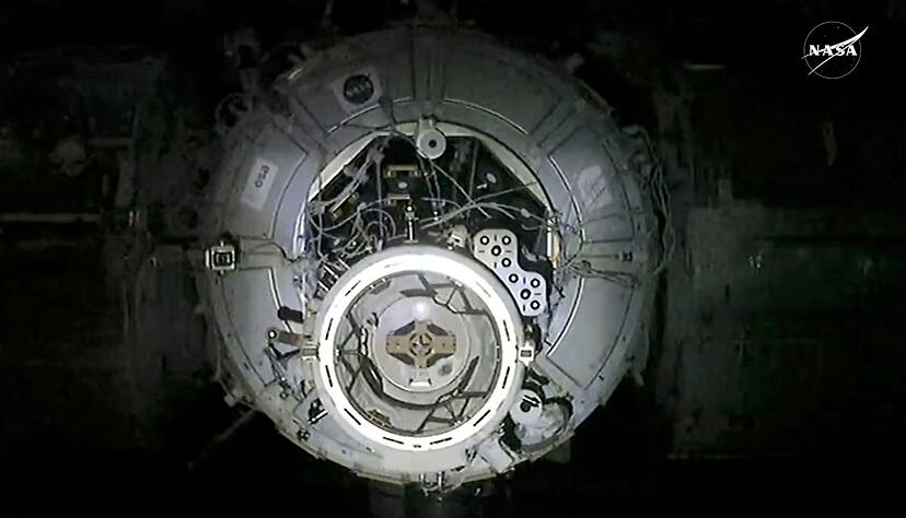 Die Internationale Raumstation, w&auml;hrend sich die SpaceX-Kapsel f&uuml;r das Andocken n&auml;hert.