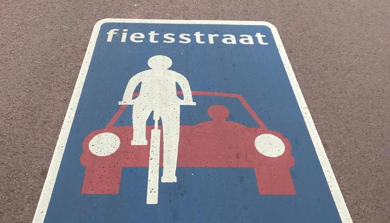 &laquo;Fietsstraat&raquo;, eine Stra&szlig;e f&uuml;r Radfahrer, auf der Autos nur zu Gast sind.