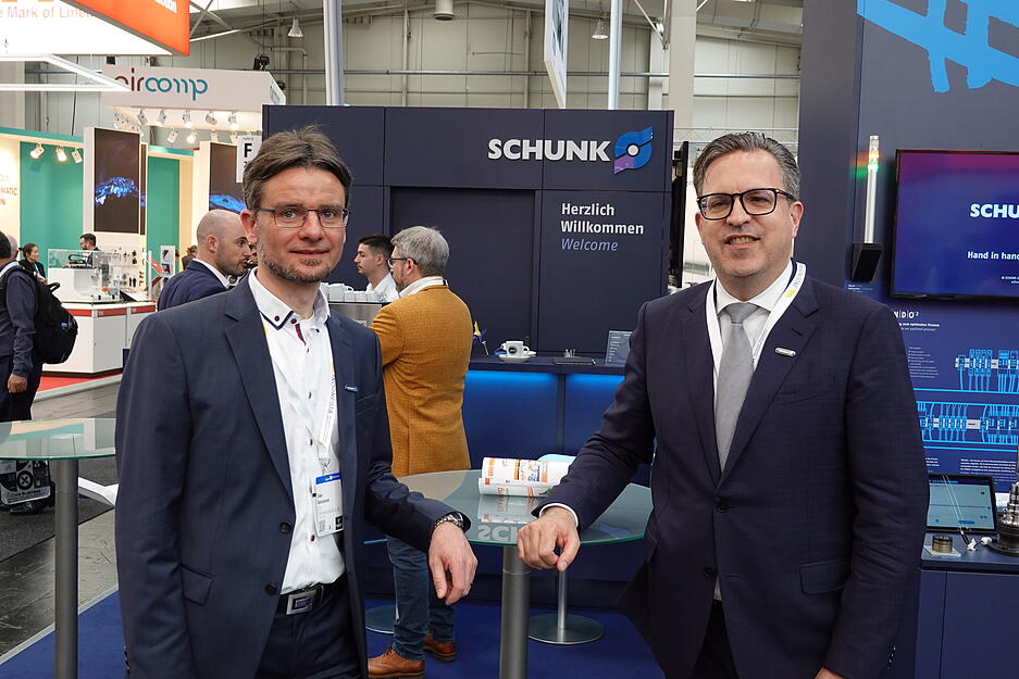 Henrik Schunk vom Lauffener Greiftechnikspezialisten Schunk (rechts) und der Chief Technical Officer (CTO) Timo Gessmann.