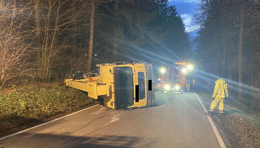Der Lkw kippte auf die Seite um.