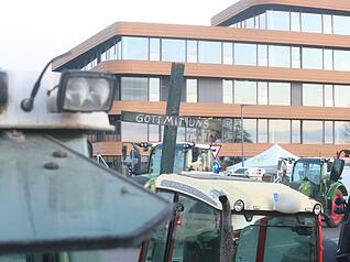 "Gott sei mit uns" steht auf einem Kreuz, das ein Landwirt zu den Bauernprotesten nach Bad Wimpfen mitgenommen haben. "Gott sei mit uns" steht auf einem Kreuz, das ein Landwirt zu den Bauernprotesten nach Bad Wimpfen mitgenommen haben.