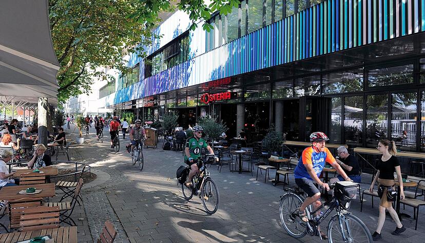 Wenn Radfahrer, Kellner und Spaziergänger den gleichen Weg benutzen, führt das mitunter zu Chaos, in Heilbronn vor allem neben dem Marrahaus.