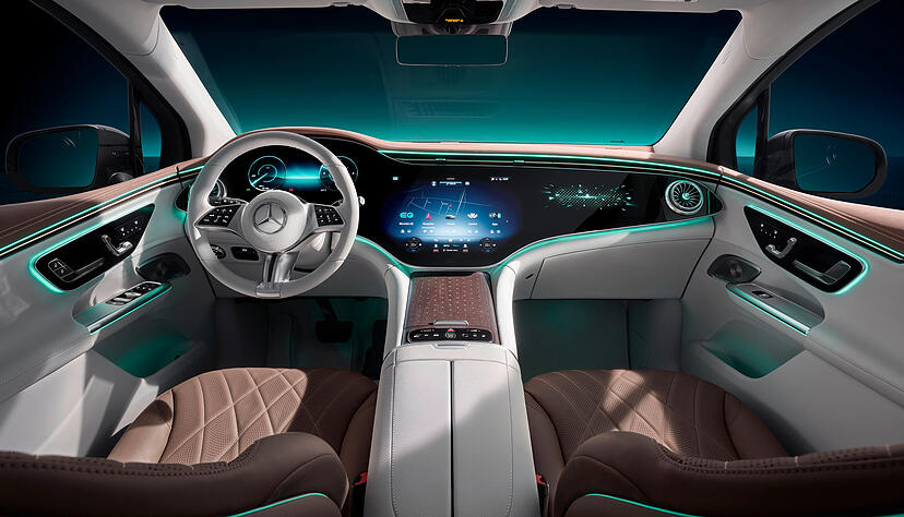 Wer es gerne üppig liebt, kann den „Hyperscreen“ genannten Riesenbildschirm ordern - er streckt sich fast über die gesamte Fahrzeugbreite.