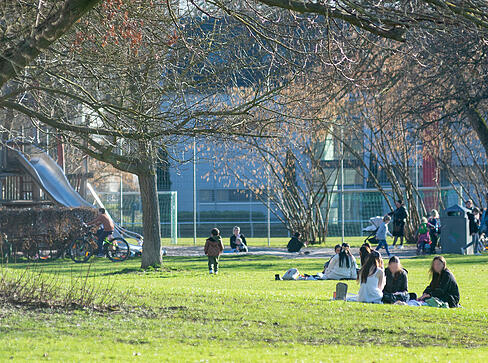 Fr&uuml;hlingswetter in Heilbronn: Menschen genie&szlig;en am Donnerstag die Sonne und milde Temperaturen im Wertwiesenpark.