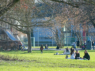 Fr&uuml;hlingswetter in Heilbronn: Menschen genie&szlig;en am Donnerstag die Sonne und milde Temperaturen im Wertwiesenpark.