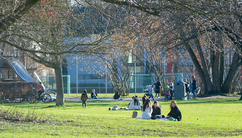 Frühlingswetter in Heilbronn: Menschen genießen am Donnerstag die Sonne und milde Temperaturen im Wertwiesenpark. Frühlingswetter in Heilbronn: Menschen genießen am Donnerstag die Sonne und milde Temperaturen im Wertwiesenpark.