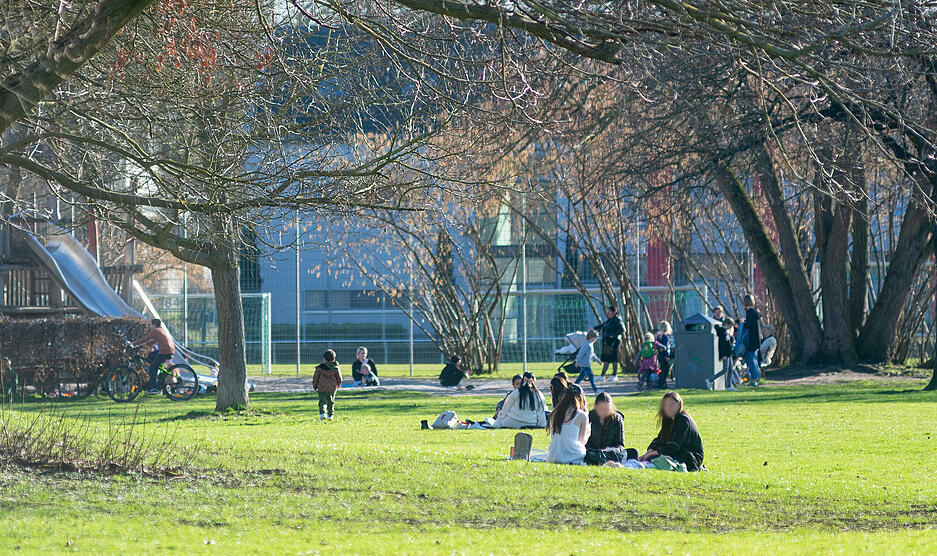 Fr&uuml;hlingswetter in Heilbronn: Menschen genie&szlig;en am Donnerstag die Sonne und milde Temperaturen im Wertwiesenpark.