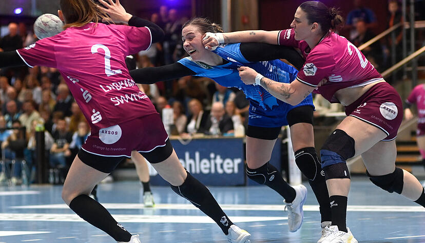 Annefleur Bruggeman musste phasenweise heftig einstecken &minus; in dieser Szene von Metzingens Gabriela Bitolo. Die Niederl&auml;nderin war letztlich gl&uuml;cklich &uuml;ber den Sieg, in Gedanken aber auch bei Mitspielerin Munia Smits.