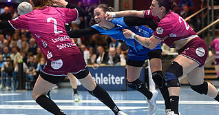 Annefleur Bruggeman musste phasenweise heftig einstecken − in dieser Szene von Metzingens Gabriela Bitolo. Die Niederländerin war letztlich glücklich über den Sieg, in Gedanken aber auch bei Mitspielerin Munia Smits. Annefleur Bruggeman musste phasenweise heftig einstecken − in dieser Szene von Metzingens Gabriela Bitolo. Die Niederländerin war letztlich glücklich über den Sieg, in Gedanken aber auch bei Mitspielerin Munia Smits.