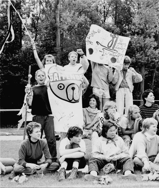 1989. Freizeitkinder zeigen stolz das Plakat mit dem orangenen Gaffenberg-Logo Melchior.