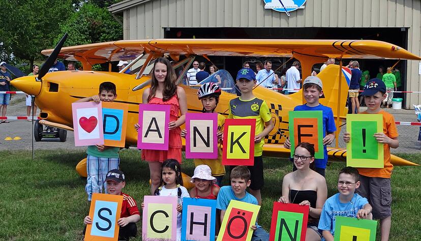 Mit Mitteln der Stiftung und des Vereins mit dem bunten Helden-Logo (unten links) werden auch Wünsche kranker Kinder erfüllt.              Auch über den Wolken. Die Arbeit soll in den kommenden Jahren weitergeführt werden. Foto: Archiv/Seidel