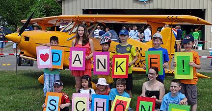 Mit Mitteln der Stiftung und des Vereins mit dem bunten Helden-Logo (unten links) werden auch Wünsche kranker Kinder erfüllt.              Auch über den Wolken. Die Arbeit soll in den kommenden Jahren weitergeführt werden. Foto: Archiv/Seidel