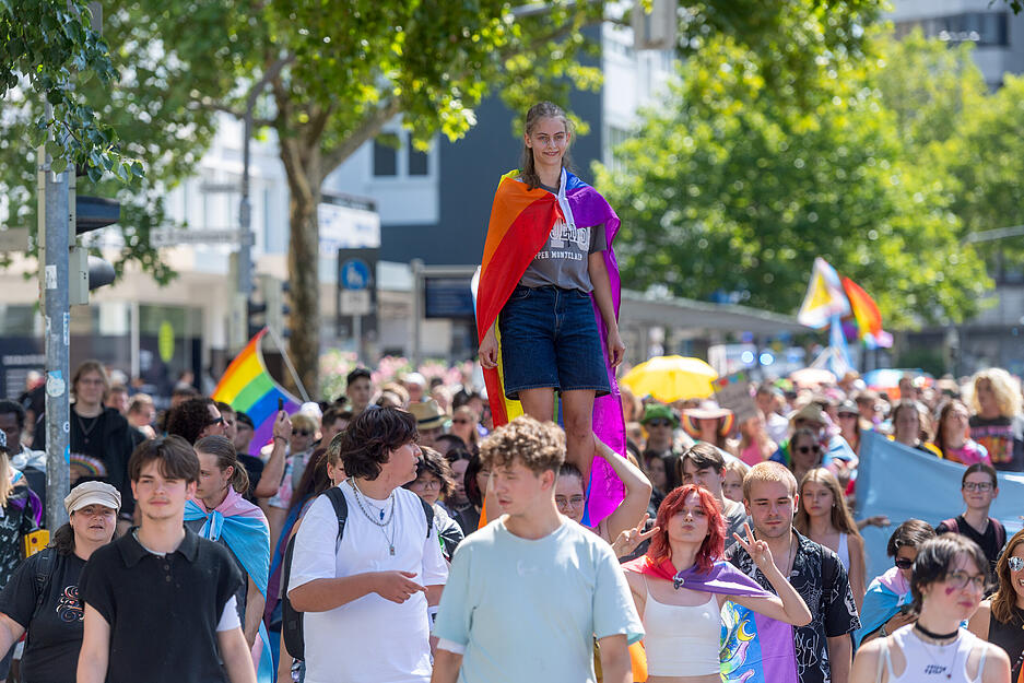 Regenbogenfahnen sind zum Zeichen der Pride-Bewegung und des Christopher Street Days geworden. Kein Wunder also, dass sie auch beim zweiten CSD in Heilbronn in der Menschenmenge zu sehen sind.