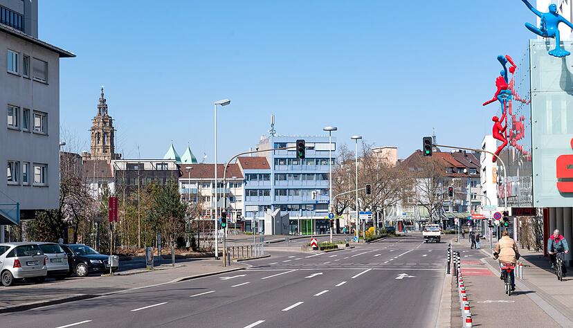 Leere Innenstadtstra&szlig;en wie in der Allee durch Corona: Auf bis zu 30 Prozent weniger Verkehr beziffert das Verkehrsministerium in Stuttgart die Abnahme. Das wirkt sich auch auf die Schadstoffwerte aus.  Foto: Mario Berger
