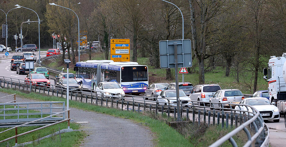 Streik der Gewerkschaften Verdi und EVD. Stau auf der L1095 zwischen Neckarsulm und Plattenwald