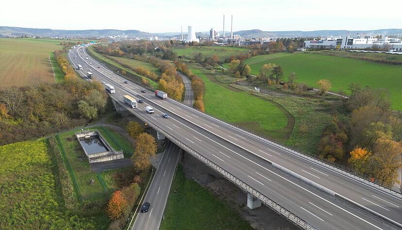 Müsste die Autobahnbrücke über das Tal des Böllinger Bachs bei Heilbronn gesperrt werden, würde das einen hohen Schaden verursachen. (Archivbild) Müsste die Autobahnbrücke über das Tal des Böllinger Bachs bei Heilbronn gesperrt werden, würde das einen hohen Schaden verursachen. (Archivbild)