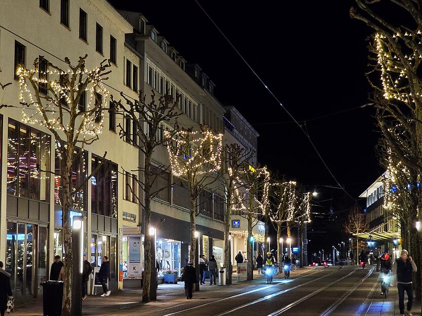 Die Idee dahinter: Schaufenster l&auml;nger zu beleuchten, um in der dunklen Jahreszeit mehr Flair zu schaffen und das Sicherheitsgef&uuml;hl in der Innenstadt zu st&auml;rken.