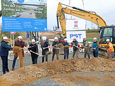 Von zehn Spaten flog am Donnerstagvormittag die Erde: Der offizielle Startschuss f&uuml;r die Nordumfahrung ist erfolgt.