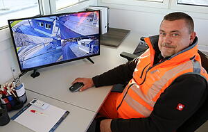 Olaf M&uuml;ller hat im neuen Wiegehaus alles im Blick. Vier Kameras sind im Einsatz, um die ein- und ausfahrenden Fahrzeuge auf der Waagefl&auml;che zu kontrollieren. Foto: Ralf Reichert