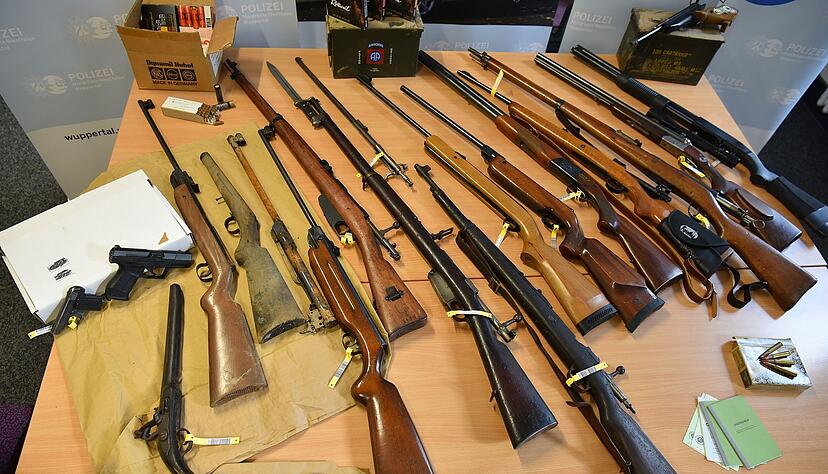 Bei einer Durchsuchung des Anwesens eines mutmaßlichen "Reichsbürgers" in Wuppertal haben Spezialeinsatzkräfte der Polizei zahlreiche Waffen und Munition sichergestellt.