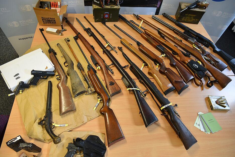 Bei einer Durchsuchung des Anwesens eines mutmaßlichen "Reichsbürgers" in Wuppertal haben Spezialeinsatzkräfte der Polizei zahlreiche Waffen und Munition sichergestellt.