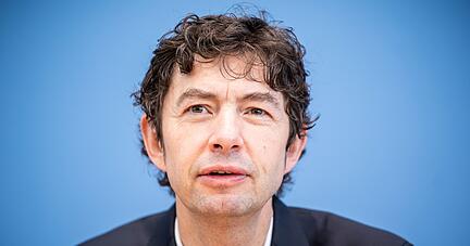 Christian Drosten, Direktor des Instituts für Virologie, Charité Berlin, zieht sich aus einem Gremium zu Corona-Maßnahmen zurück und übt harsche Kritik. Christian Drosten, Direktor des Instituts für Virologie, Charité Berlin, zieht sich aus einem Gremium zu Corona-Maßnahmen zurück und übt harsche Kritik.