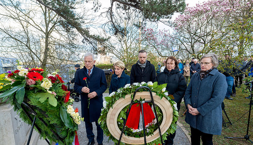 Kranzniederlegung mit (von links) Harry Mergel, Agnes Christner, Pascal Raugust, Silvia Wagner und Miriam Eberlein.