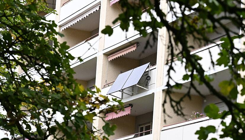 Mieter sollten vorab beim Vermieter um Erlaubnis fragen, bevor sie ein Balkonkraftwerk bei sich montieren.