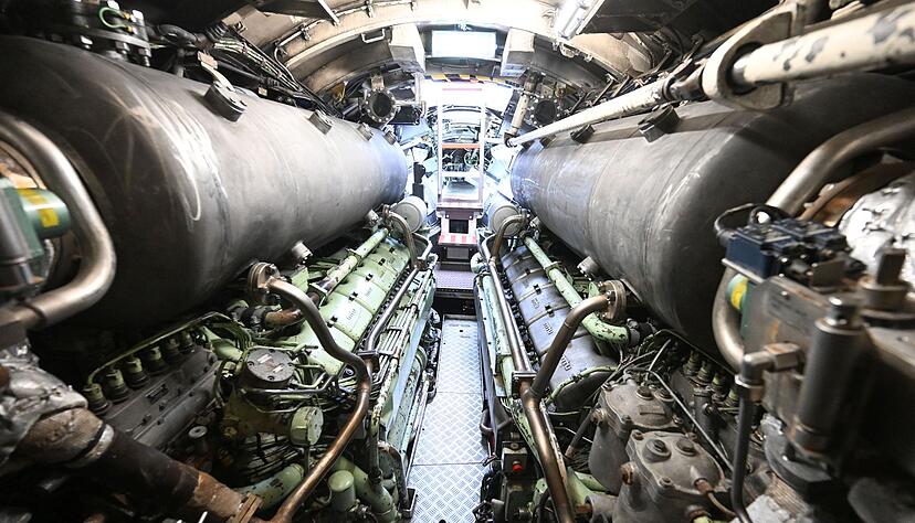 Durch den Motorraum im hinteren Teil des U-Bootes U17 steigen Besucher wieder nach drau&szlig;en.