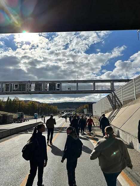 Nach einer Lautsprecherdurchsage müssen Autofahrer den Tunnel zu Fuß verlassen und gelangen durch Notausgänge ins Freie.