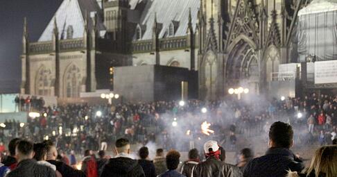 Junge Männer auf dem Platz vor dem Dom und keine Polizei weit und breit - so blieb die Kölner Silvesternacht visuell in Erinnerung. Viele Frauen wurden in der Nacht Opfer sexueller Übergriffe. (Archivbild) Junge Männer auf dem Platz vor dem Dom und keine Polizei weit und breit - so blieb die Kölner Silvesternacht visuell in Erinnerung. Viele Frauen wurden in der Nacht Opfer sexueller Übergriffe. (Archivbild)