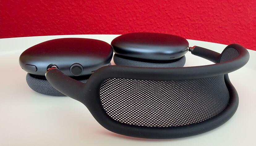 Die Airpods Max 2 fallen mit dem markanten Bogen mit Netz auf, der die Aluminium-Ohrmuscheln verbindet. Die Airpods Max 2 fallen mit dem markanten Bogen mit Netz auf, der die Aluminium-Ohrmuscheln verbindet.