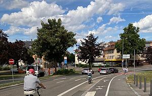 Rathenauplatz: Hier kommt der Gegenverkehr für Radfahrer auf der rechten Seite. Für Volker Geis eine eher verwirrende Verkehrsführung. Foto: Donauer