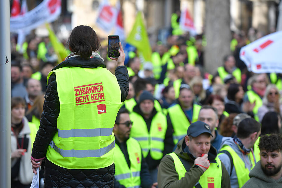 Auch die Beschäftigten mehrerer Krankenhäuser legten die Arbeit nieder, darunter die SLK-Kliniken, das Klinikum Crailsheim, die Neckar-Odenwald-Kliniken sowie das Krankenhaus in Tauberbischofsheim. Auch die Beschäftigten mehrerer Krankenhäuser legten die Arbeit nieder, darunter die SLK-Kliniken, das Klinikum Crailsheim, die Neckar-Odenwald-Kliniken sowie das Krankenhaus in Tauberbischofsheim.