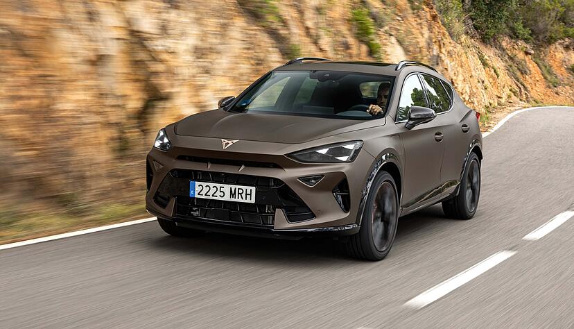 Zentrales Element beim Formentor ist die sogenannte Haifischnase mit weit heruntergezogener Motorhaube, auf der nun das Cupra-Logo thront.
